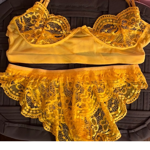 New Yellow Sheer Colour Lace Bra and Panty Set ruffle Accents Sz M - Picture 4 of 5